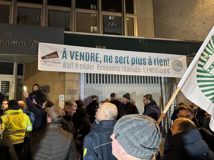  Jeudi 28 novembre, 6 heures du matin, Paris VII. Action 1 : mobilisation de 200 agriculteurs devant les locaux de l’Inrae. Le message est clair : dénoncer l’incohérence entre le budget annuel de l’Inrae de 1,1 milliard, principalement composé de fonds publics, et ses travaux de recherche improductifs.