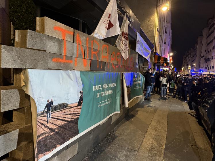 Un mur de 120 parpaings a été monté devant les locaux de l’Inrae afin de dénoncer l’inaction de cet organisme envers le monde agricole depuis plus de trente ans.