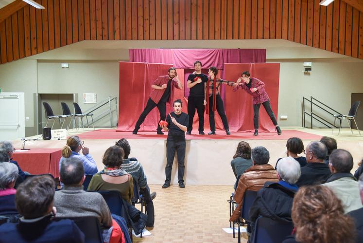 Mardi 26 novembre, à Amilly. Dans une salle pleine, la troupe Entrée de jeu a évoqué de nombreux facteurs de stress pour les agriculteurs, lors de la soirée théâtrale interactive proposée par la MSA.