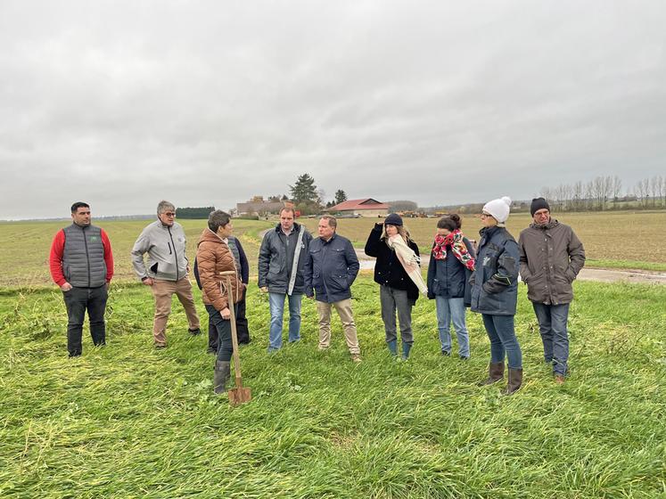 Augers-en-Brie, mercredi 27 novembre. L'après-midi d'échanges, en présence du président de la FRSEA Île-de-France, Damien Greffin, s'est achevé par la présentation d'une parcelle en interculture.