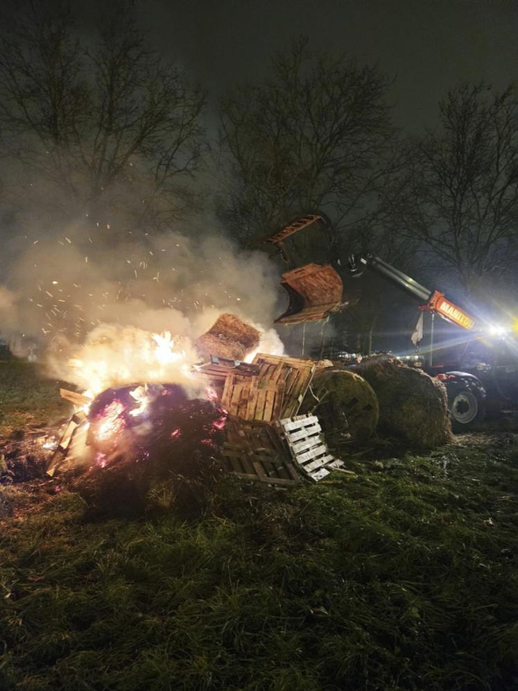 Un feu de la colère a été allumé mercredi 4 décembre par les JA de Mantes.