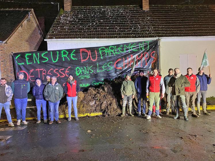 Jeudi 5 décembre, à Salbris. Les exploitants ont manifesté devant la permanence du député Roger Chudeau.