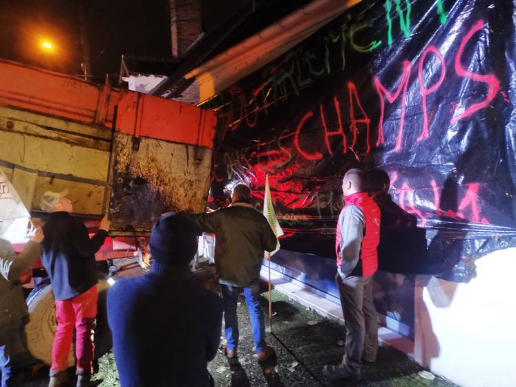 Jeudi 5 décembre, des agriculteurs ont protesté contre la censure du gouvernement devant les permanences des députés à Blois, Salbris et Vendôme.