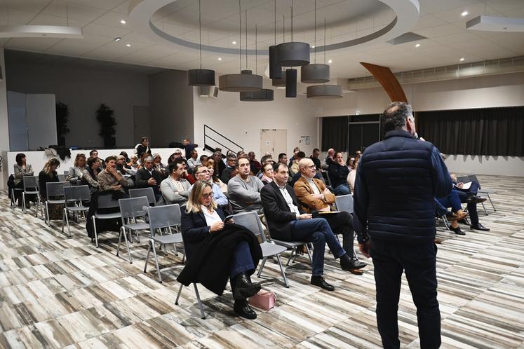 Mardi 3 décembre, à Villebarou. 70 personnes ont participé à la soirée conférence sur les aléas climatiques, organisée par la FNSEA 41, Groupama et AS Centre-Loire.