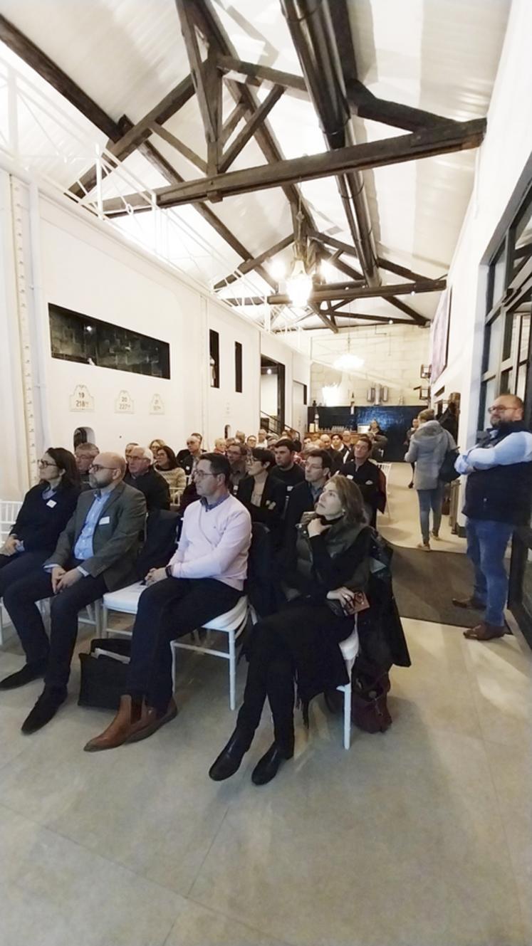 Lundi 18 novembre, à Montrichard. Une cinquantaine de professionnels du monde viticole étaient présents lors de l'apéro transmission organisé par la chambre d'Agriculture et l'ODG Touraine.