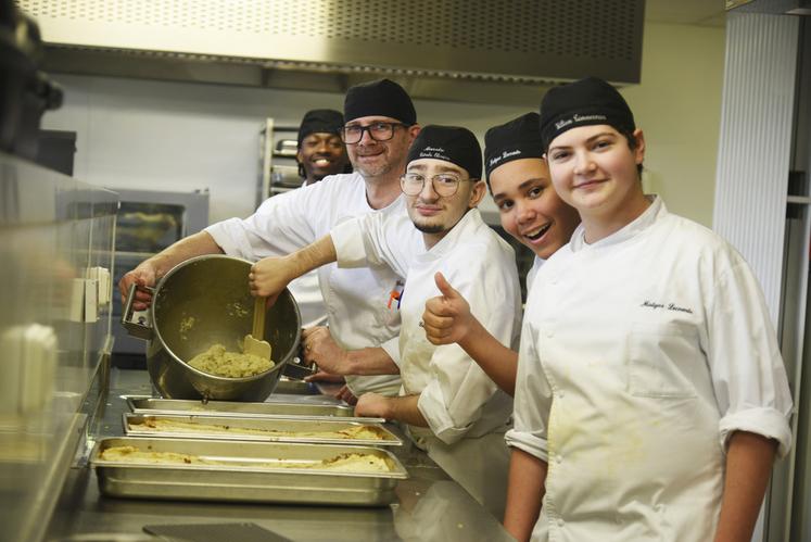 Mardi 3 décembre, les élèves de lycée hôtelier d'Olivet ont préparé du parmentier à partir des biches offertes la veille par la Fédération des chasseurs.