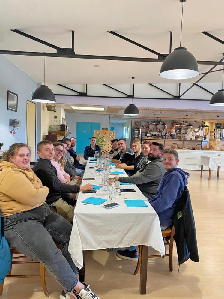 Les adhérents ont partagé un repas au restaurant, à Auxy, avant de regagner la sucrerie pour leur assemblée générale.