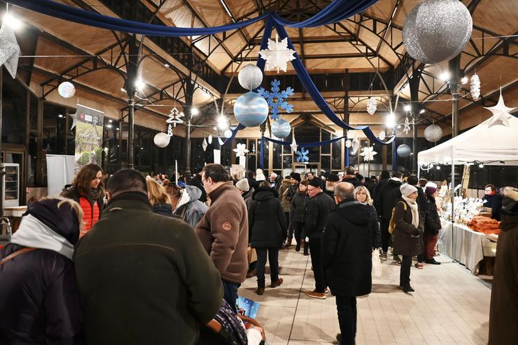 De nombreux visiteurs se sont rués vers les stands des producteurs afin d'acquérir des produits locaux et de qualité pour les fêtes de fin d'année.