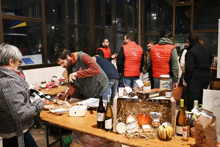 Vin chaud et crêpes, soigneusement préparés par les Jeunes agriculteurs de Loir-et-Cher, ont ravi les papilles des gourmands.