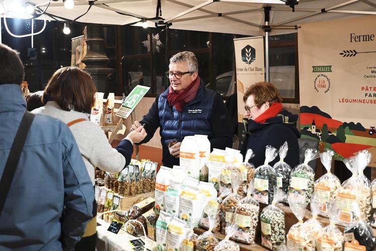 Les samedi 14 et dimanche 15 décembre, à Vendôme. À l'occasion de l'événement Noël à la ferme, les producteurs locaux ont fait déguster leurs produits pour le plus grand plaisir des consommateurs.