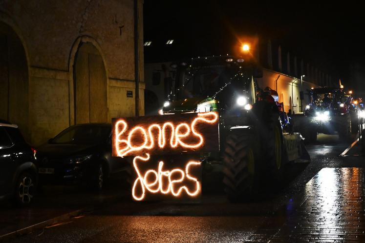 Cette année, quinze tracteurs décorés de guirlandes ont participé au traditionnel défilé dans les rues de Vendôme samedi 14 décembre.