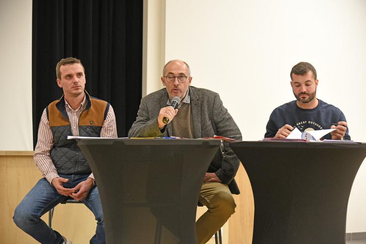 Jeudi 5 décembre, à Bellegarde. Thierry Rondeau, président de la Fédération des Cuma du Loiret, était entouré de deux jeunes présidents de Cuma.