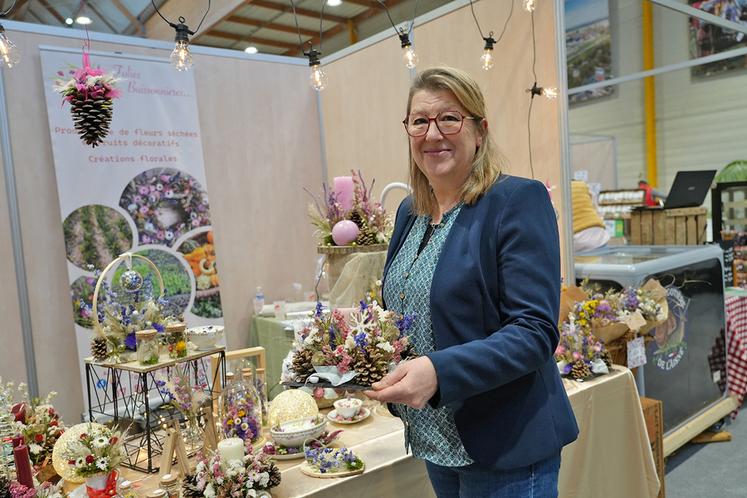 Sophie Thorel produit ses fleurs de mars à septembre. Une fois séchées, elle les décline en objets de décoration.