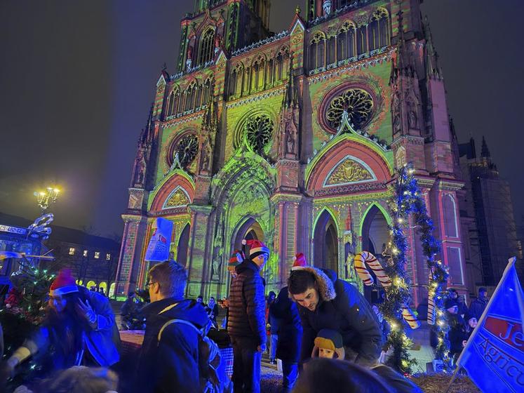 Des centaines d'Orléanais sont venus dialoguer avec la vingtaine de JA présents.