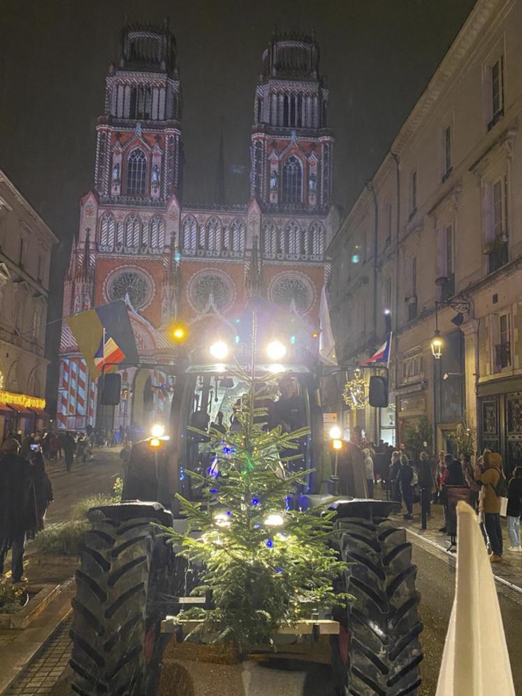 Le cortège a parcouru le centre-ville pendant près de trois heures.