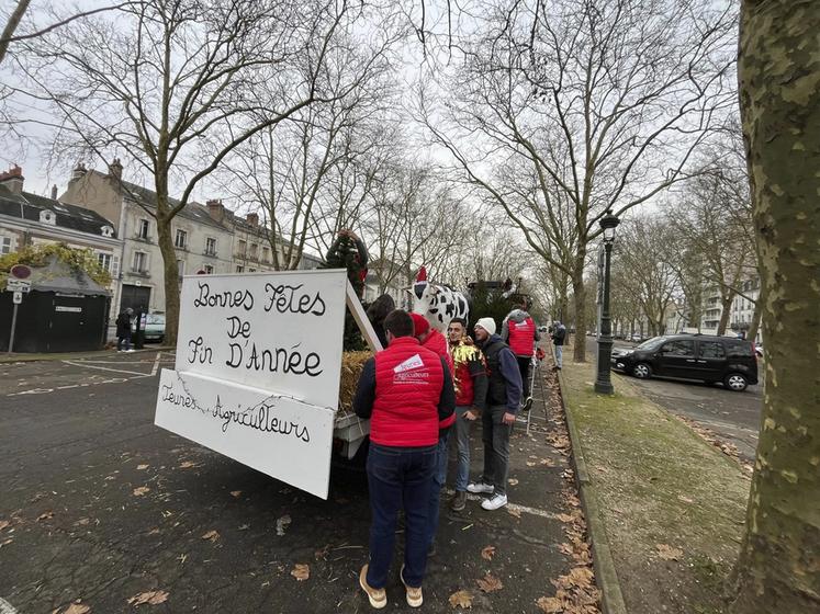 Le canton du Giennois a mis en avant les élevages, notamment laitiers, sur un char.