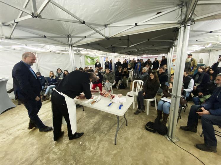 Saint-Cyr-sur-Morin (Seine-et-Marne), mardi 26 novembre. La démonstration de découpe d'un agneau pour valoriser au mieux les différents morceaux a  été un moment fort de la journée. 