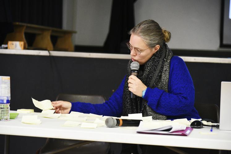 Caroline Kasperski, chargée de projets transmission entreprise à la Chambre du Loiret, a lu à haute voix les propositions de certains participants.