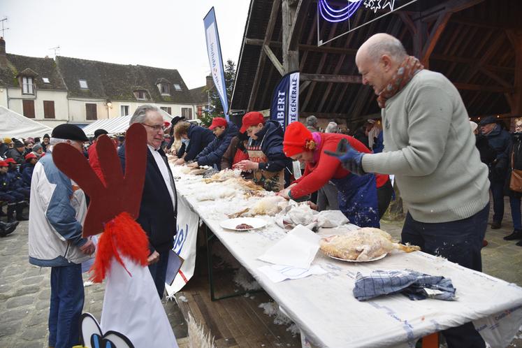 Égreville, samedi 14 décembre. Le concours de plumage réunissait 10 candidats de toutes les générations, dont Pauline Simony, JA 77 et tenante du titre.