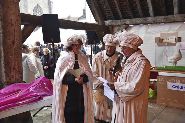 La Confrérie des trousseurs de gâtinaise a intronisé en son sein Céline Brossard, directrice de l’agence du Crédit mutuel de Montereau. 