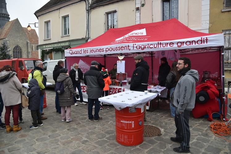 Tombola, boissons chaudes, restauration, les Jeunes agriculteurs en profitaient pour promouvoir le Festival de la terre qui se tiendra non loin, à Villebéon, le 7 septembre 2025.