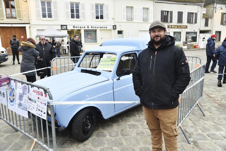 Le Jeune agriculteur Jordan Pasdeloup présentait la 4L qu'il rénove pour participer fin février au 4L Trophy aux côtés de François Frémin.