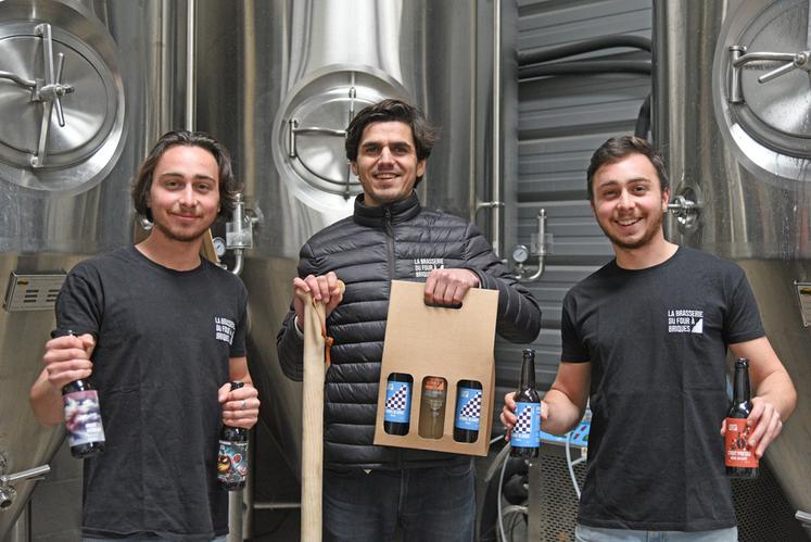 Jules (au c.) et ses cousins Odin et Marian sont les gérants de la Brasserie du Four à Briques, récemment implantée à Saran.