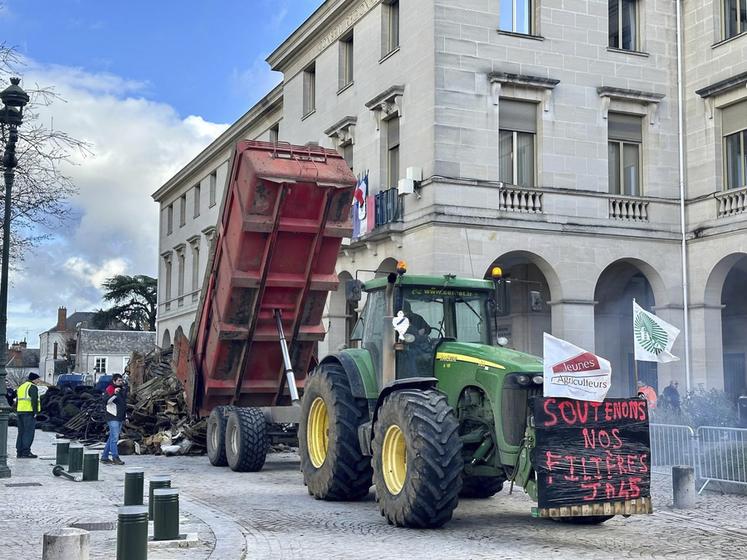 Jeudi 19 décembre, à Orléans. 10 bennes ont été déversées devant l'hôtel de région.