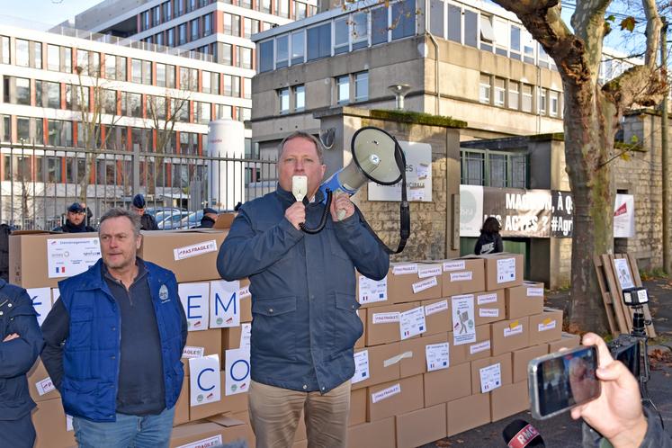 Damien Greffin prend la parole devant l'Anses.