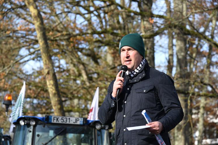 Vendredi 29 novembre, à Orléans. Sébastien Méry, président de la FNSEA 45, prend la parole lors de la mobilisation devant l'Agence de l'eau. 