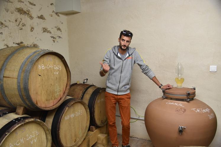 Tristan Kiszel présente le chai et les méthodes de vinification, dont les essais menés avec une amphore.