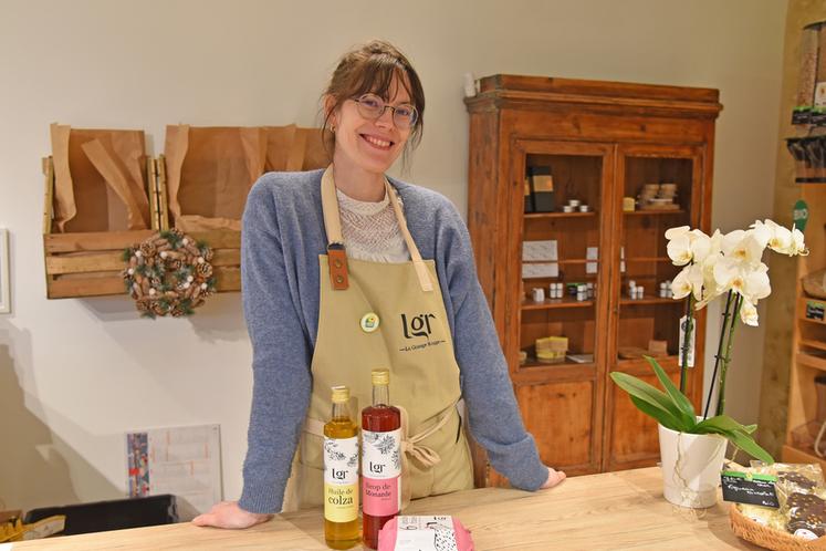 Camille Forestier-Desforges a agencé elle-même la boutique Bienvenue à la ferme, dans laquelle sont notamment vendus de l'huile de colza ou du sirop de monarde, produits sur l'exploitation. 