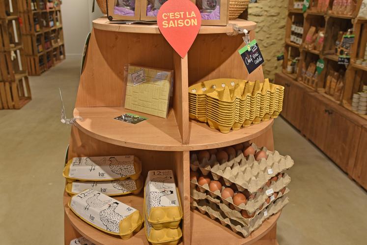 L'atelier poules pondeuses est situé juste à côté de la boutique. Celle-ci vend les produits locaux et de saison. 