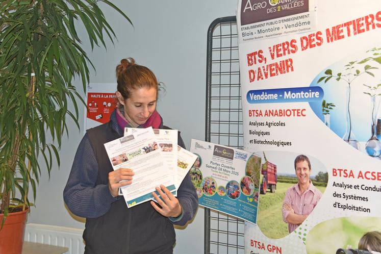 Pauline Dartois, coordinatrice de la filière métiers de l'élevage à l'Agrocampus des Deux vallées, présente les formations disponibles.