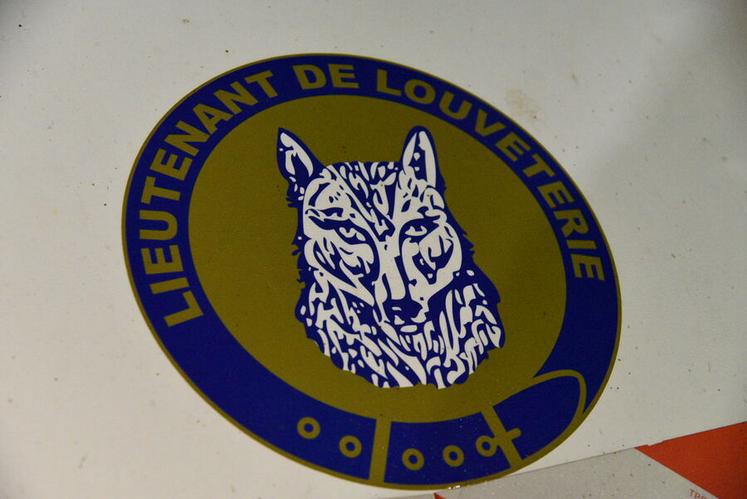 Les lieutenants de louveterie ont été institués à l'initiative de Charlemagne, à l’époque où les loups pullulaient en France et faisaient beaucoup de dégâts. Le nom et l’insigne sont restés le symbole des louvetiers.