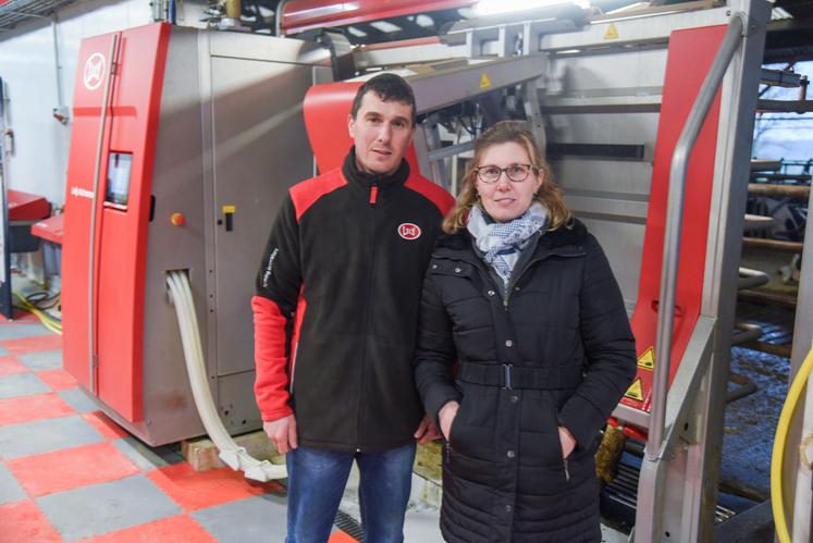 Jeudi 12 décembre, à Souancé-au-Perche. La robotisation de la traite permet au couple Lecossais d'avoir une vie de famille normale.