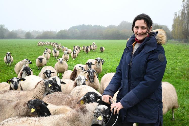 Sophie Roumier élève 160 brebis de race rava à Soings-en-Sologne. Installée depuis 2014 avec son mari, elle a développé cet élevage en 2016. 