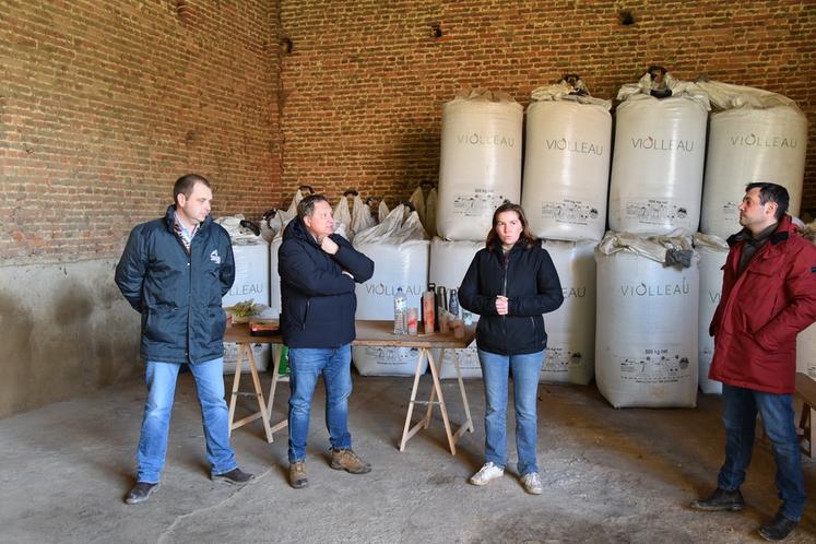 Lundi 6 janvier, à Rosny-sur-Seine (Yvelines). De g. à d. : Guillaume Lefort, Damien Greffin, Justine Lemarié, Clément Torpier, lors de la visite FRSEA/JA sur le thème de la bio et de l'installation.