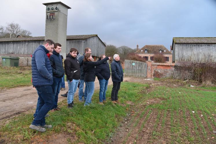 Justine Lemarié a emmené les participants devant l'une de ses parcelles de blé bio. 