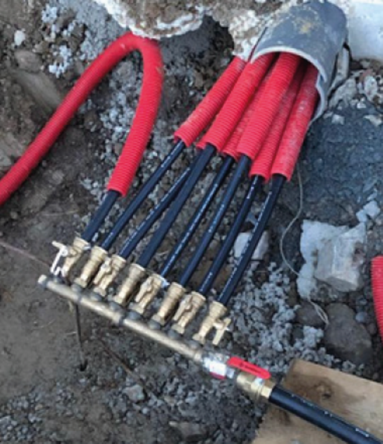 Il faut éviter d’avoir des câbles électriques ou des gaines à moins de 50 cm d’une canalisation d’eau.