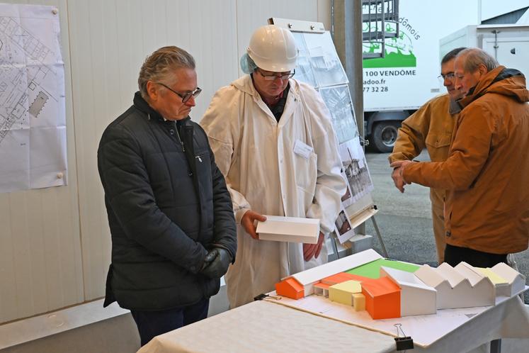 Serge Nouzières, directeur du GDS 41 (actionnaire majoritaire de l'abattoir), a montré les plans en 3D du site à Philippe Gouet, président du Département.