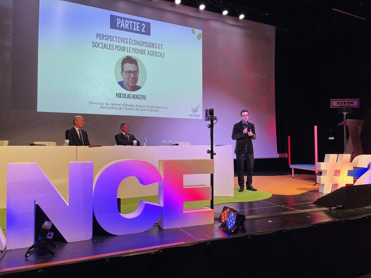 Meaux, jeudi 9 janvier. De g. à d. : Christophe Grison, président de Valfrance, Laurent Vittoz, son directeur, et Nicolas Bouzou, intervenant, lors de l'assemblée générale de la coopérative Valfrance. 