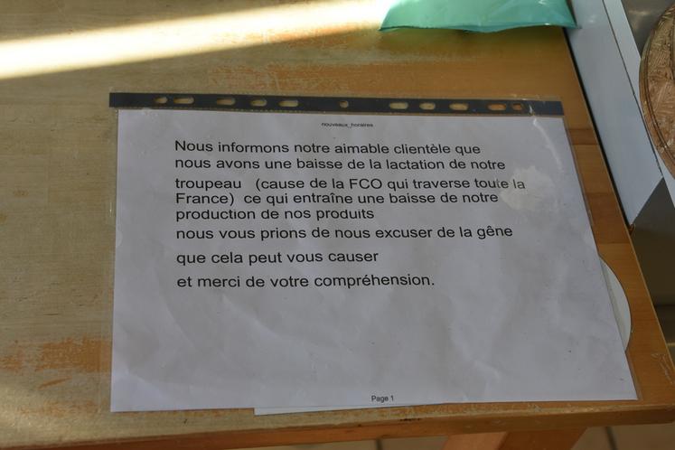 À la boutique de la ferme, une affichette informe la clientèle des conséquences de la FCO-3 sur la production de lait.