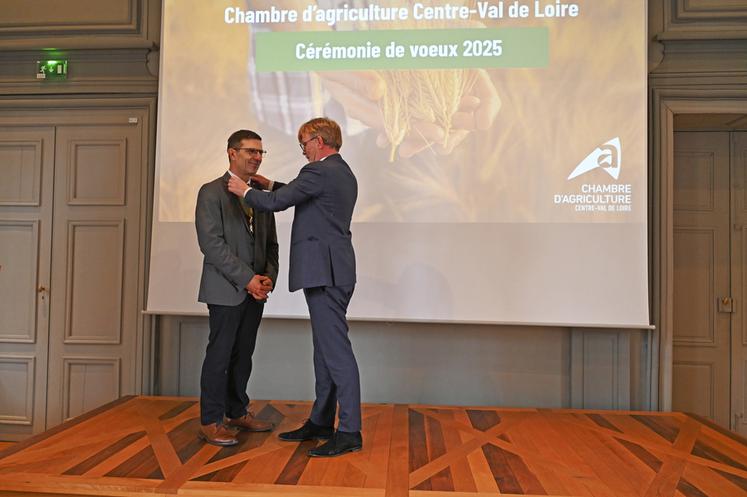 Philippe Noyau s'est vu remettre les insignes de commandeur dans l'ordre du Mérite agricole.