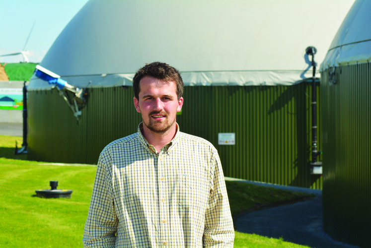 Adrien Goupil a suivi un Certificat de spécialisation Ruma (Responsable d’unité de méthanisation agricole). Salarié de la SAS Caux avenir biogaz, il veille au bon fonctionnement de l’unité. 