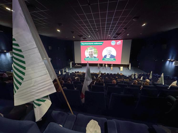 Jeudi 16 janvier, à Chartres. La FNSEA et Jeunes agriculteurs d'Eure-et-Loir ont investi Les Enfants du paradis pour leur dernier meeting de campagne.