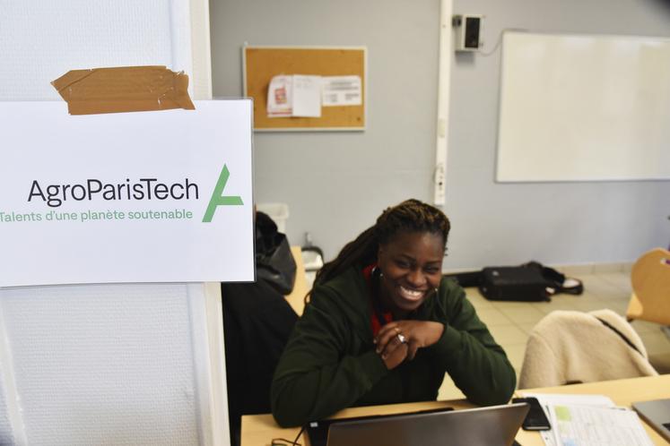 Des représentants des écoles d'ingénieur tels que Stella Malonga pour AgroParisTech ont détaillé les particularités de ces cursus aux élèves intéressés.