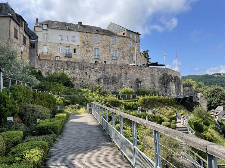 À flan de falaise, un parcours pédestre a été installé pour découvrir la ville de Terrasson-Lavilledieu (Dordogne).