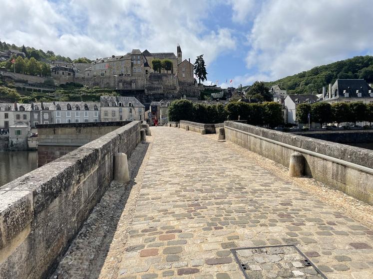 Traversée sur le vieux pont de Terrasson-Lavilledieu (Dordogne).