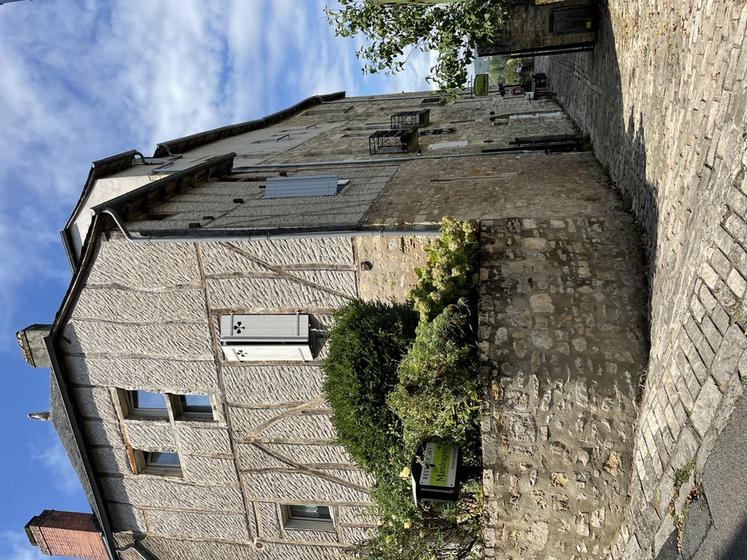 De nombreux restaurants ont investi les vieux bâtiments de Terrasson-Lavilledieu (Dordogne).